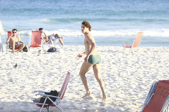 De sunga, José Loreto passa a tarde na Barra da Tijuca