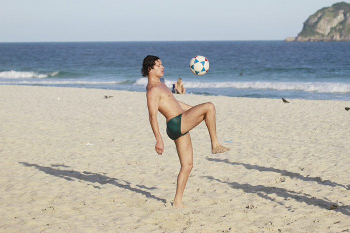 De sunga, José Loreto passa a tarde na Barra da Tijuca