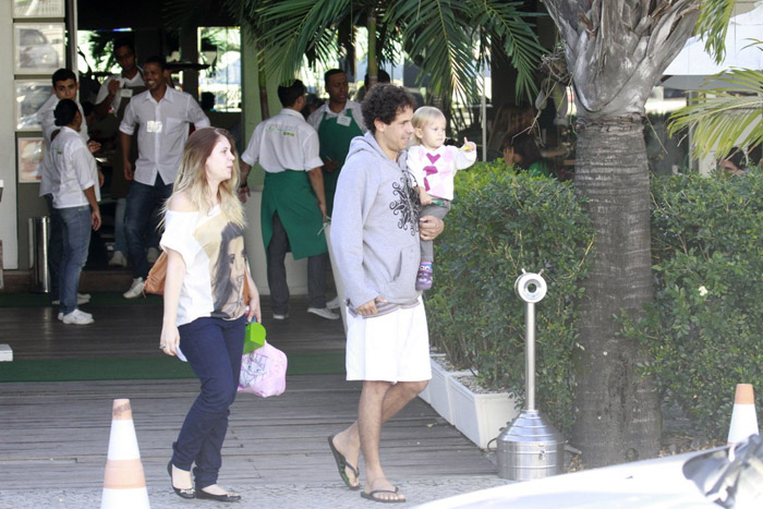 Carolinie Figueiredo almoça com Guga Coelho e sua filha