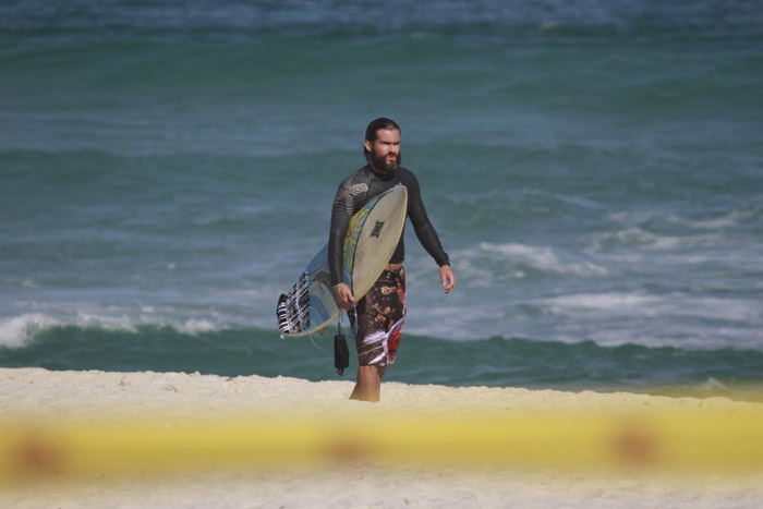 Cláudio Heinrich surfa na Barra da Tijuca