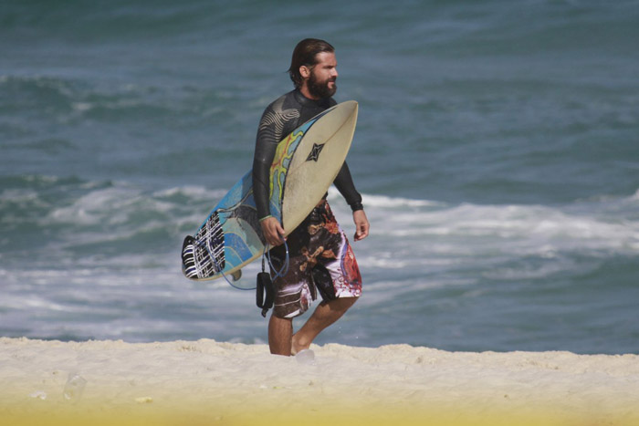 Cláudio Heinrich surfa na Barra da Tijuca