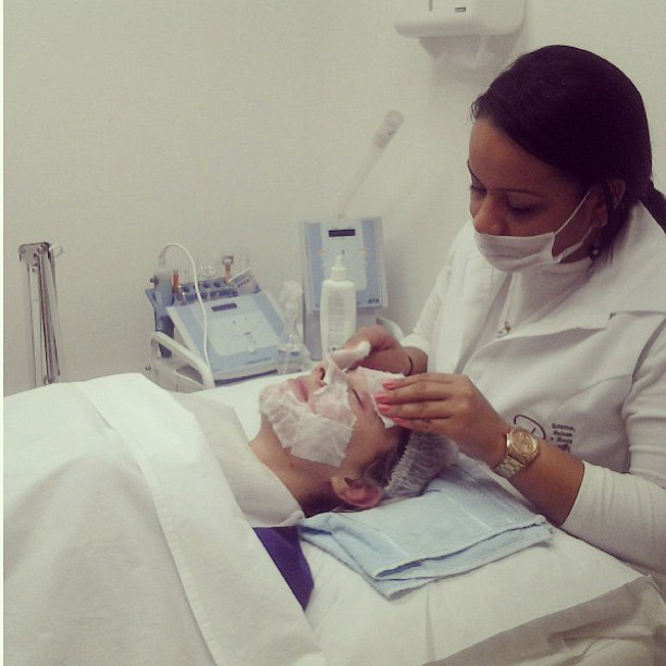 Juju Salimeni cuida da pele e faz tratamento facial