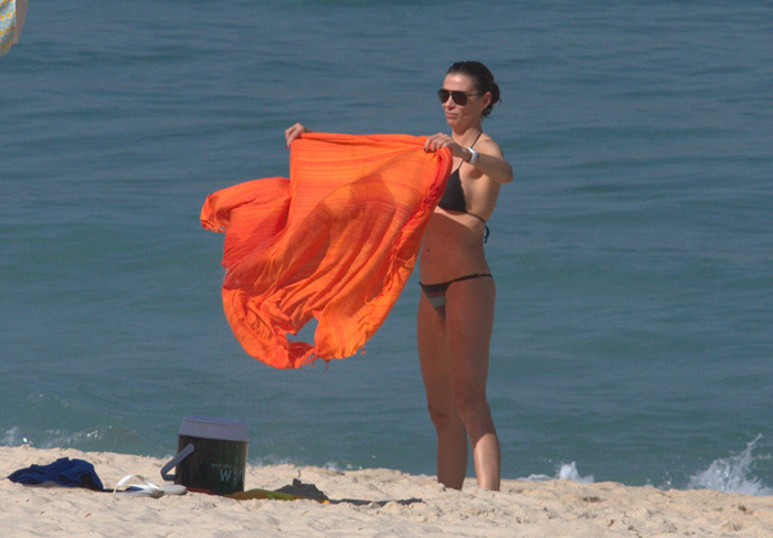 Mônica Martelli curte tarde de sol na praia