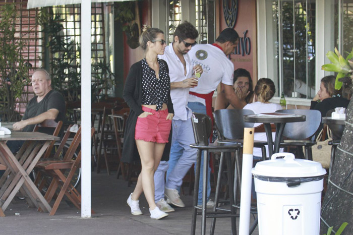 Juliana Didone troca carinhos com o namorado em restaurante
