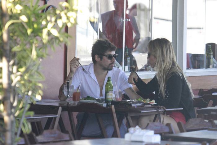 Juliana Didone troca carinhos com o namorado em restaurante