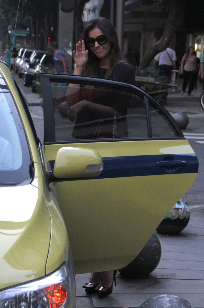 Mariana Rios é estilosa até ao pegar táxi
