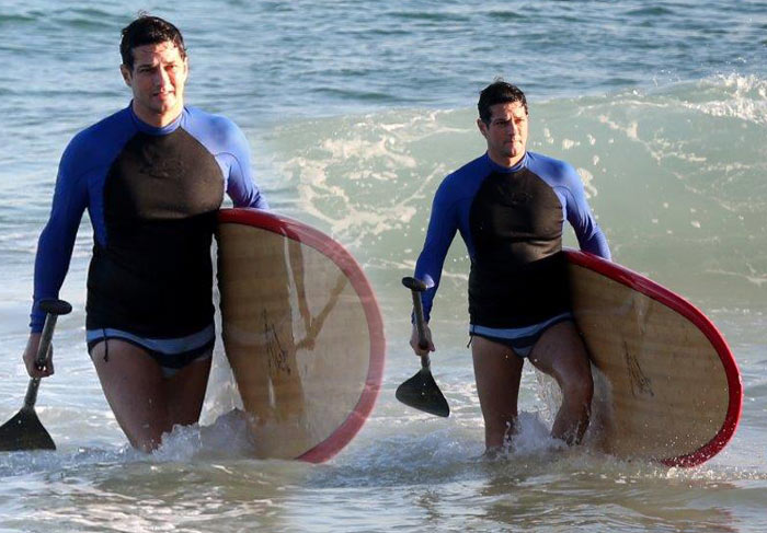 Enquanto os gêmeos curtem praia, papai Marcelo Serrado pratica stand up paddle 