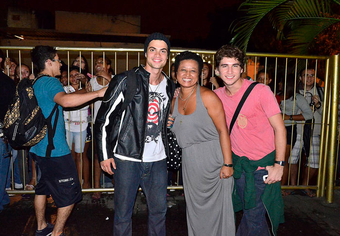 David Lucas, Victor Sparapane, Tania Toko e Rafael Bulhões atendem as fãs na porta da boate