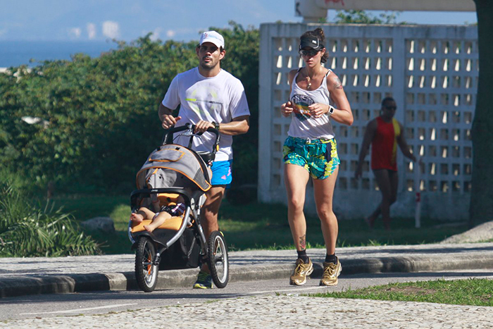 Juliano Cazarré corre pela orla com a mulher e o filho caçula