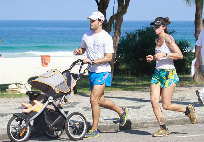 Juliano Cazarré corre pela orla com a mulher e o filho caçula
