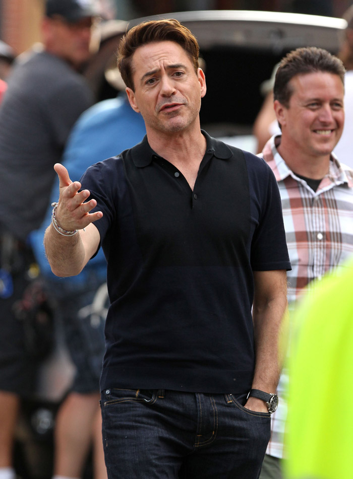 Robert Downey Jr. esbanja simpatia em set de seu novo filme