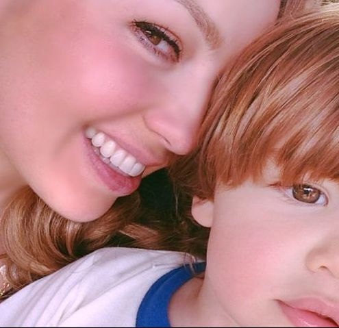 Thalía se declara uma mãe apaixonada e publica fotos recentes dos filhos (FOTO POR EMAIL)