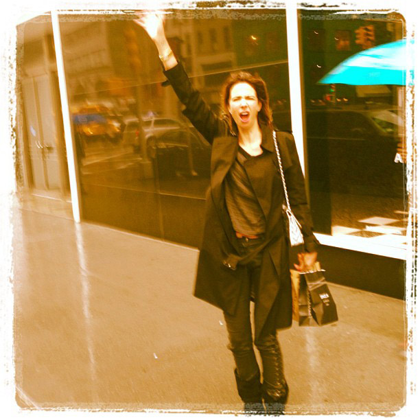 Luciana Gimenez se diverte na chuva em Nova York