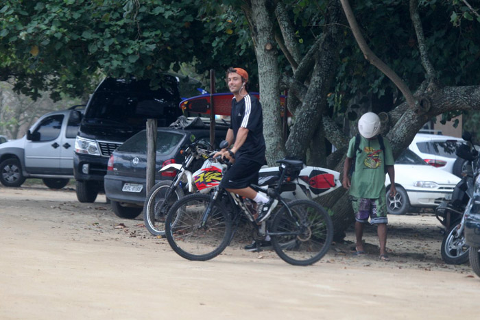 Kayky Brito se exercita pela Prainha, no Rio