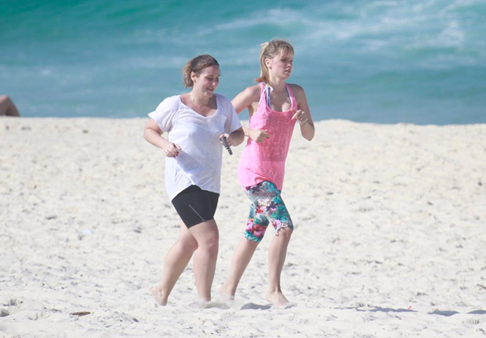 De roupa branca, Susana Werner dá um mergulho na praia da Barra 