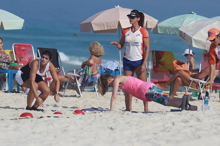 De roupa branca, Susana Werner dá um mergulho na praia da Barra 