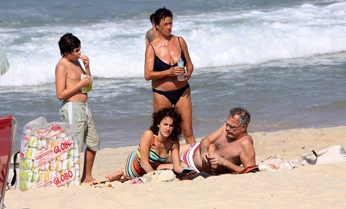 Pedro Bial curte a praia do Leblon com a família