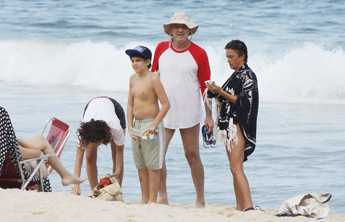 Pedro Bial curte a praia do Leblon com a família