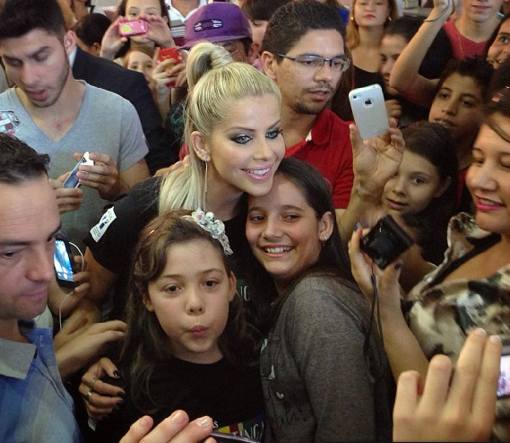 Karina Bacchi causa alvoroço no interior de Minas Gerais