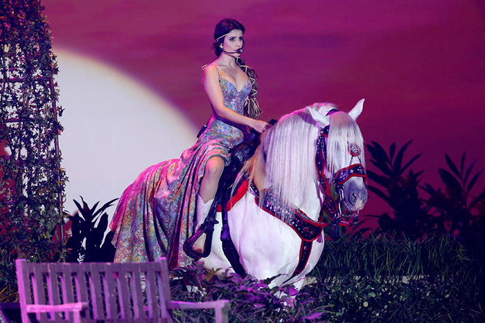 Paula Fernandes entra com cavalo no palco