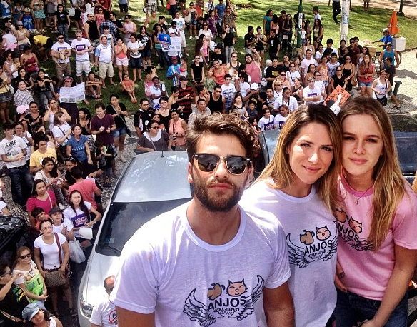 Bruno Gagliasso, Giovanna Ewbank e Fiorella Mattheis participam de passeata