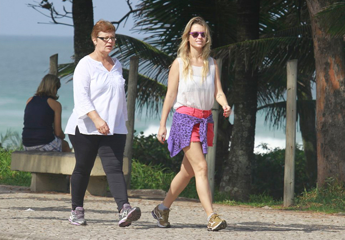  Juliana Didone caminha pela orla da Barra da Tijuca com a mãe