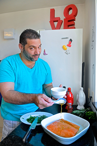 Marcio Rosario mostra seus dons culinários com receita de salmão