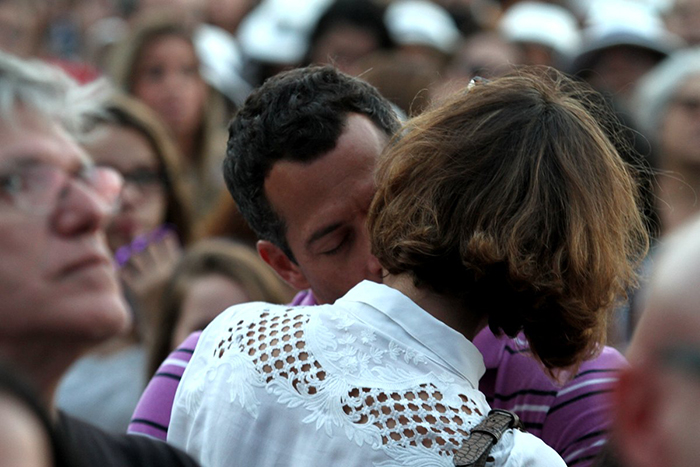  Sophie Charlotte e Malvino Salvador trocam beijos no show de Vanessa da Mata