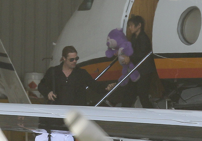 Brad Pitt desembarca na Austrália com o filho Pax