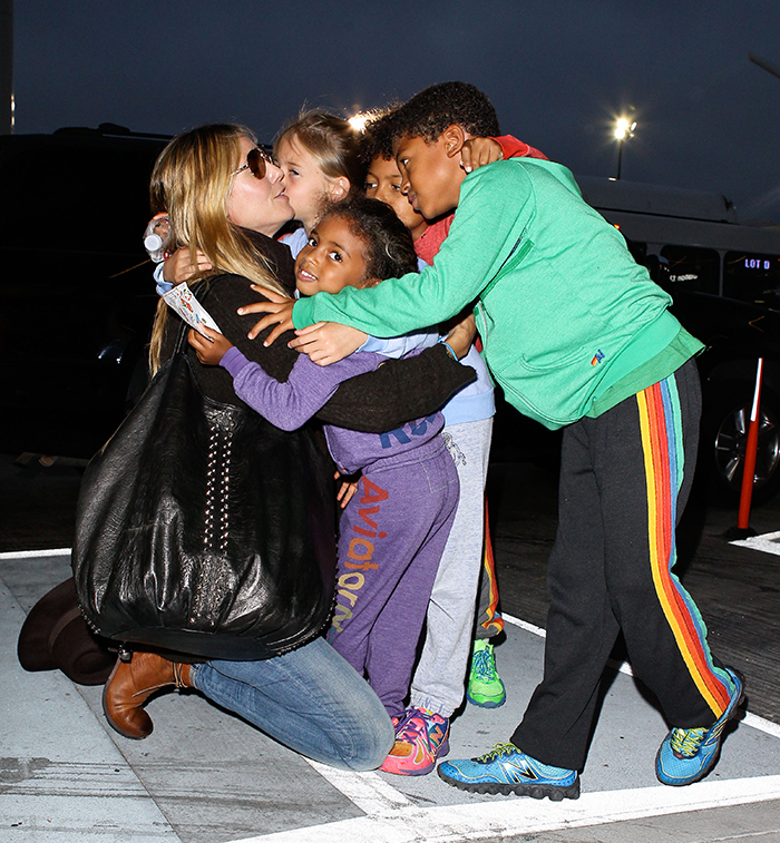 Heidi Klum recebe abraço coletivo de seus quatro filhos em aeroporto