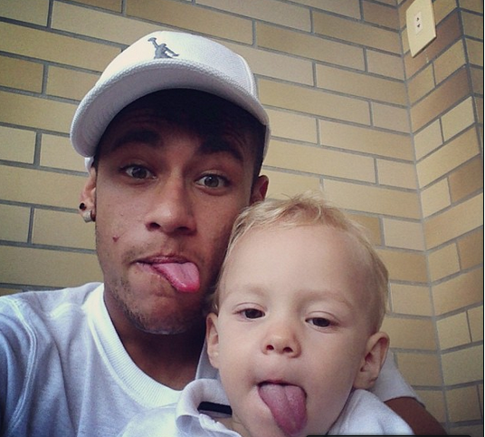 Neymar e seu filho mostram língua para a câmera