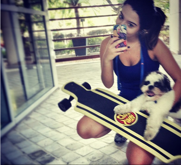 Giovanna Lancellotti sai para passeio de skate