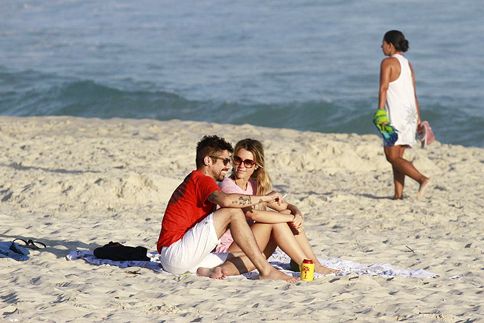 Juliana Didone em clima de paixão com o namorado na praia