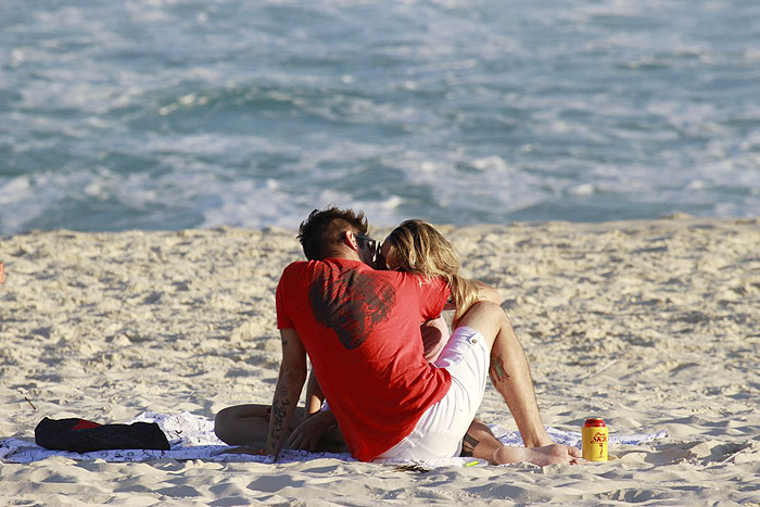 Juliana Didone em clima de paixão com o namorado na praia