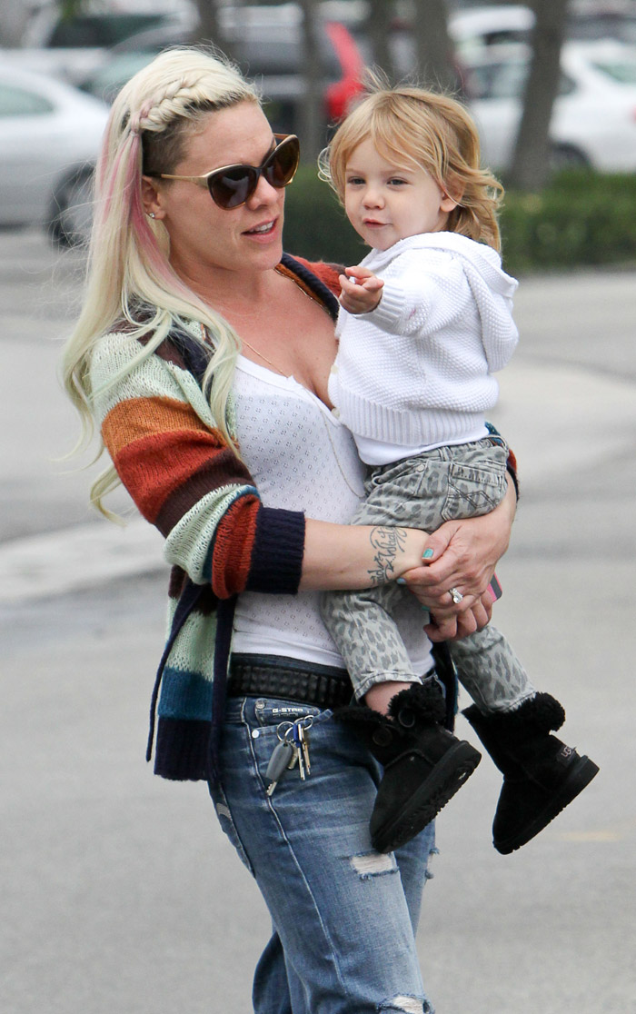 Pink passeia com cabelos compridos com a filha Willow