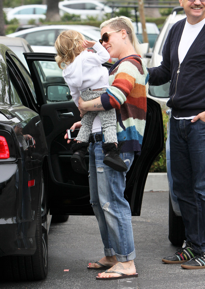 Pink passeia com cabelos compridos com a filha Willow