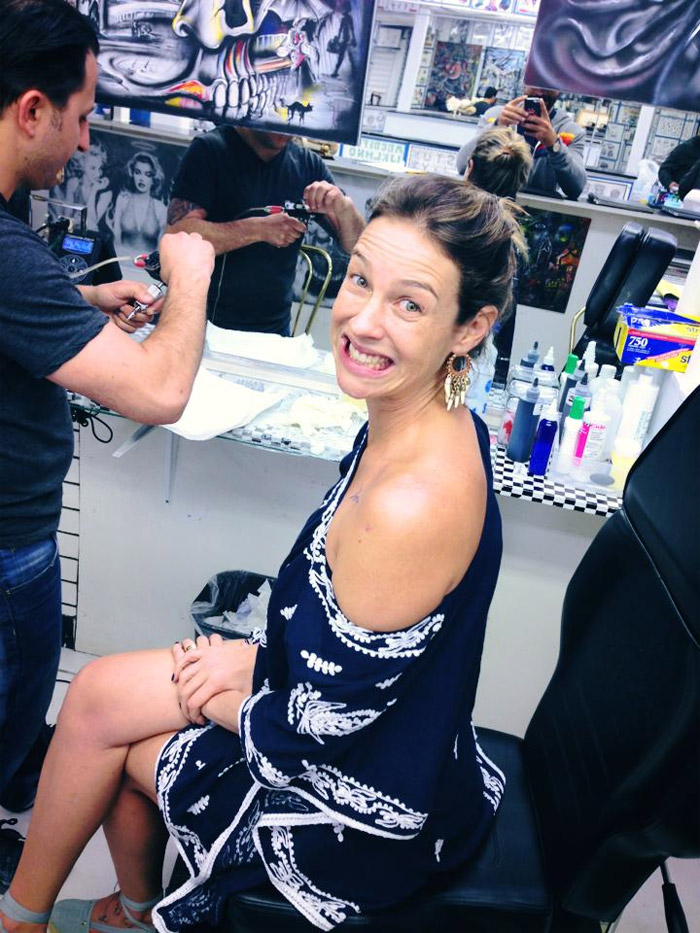 Luana Piovani faz tatuagens para o marido e o filho