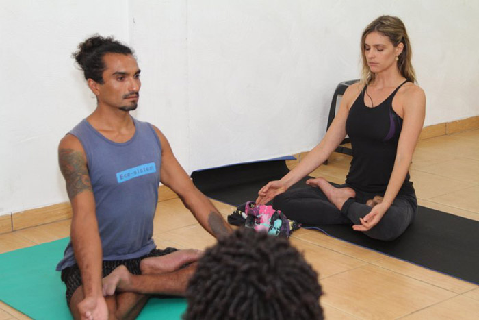 Fernanda Lima dá aula de yoga para 20 crianças