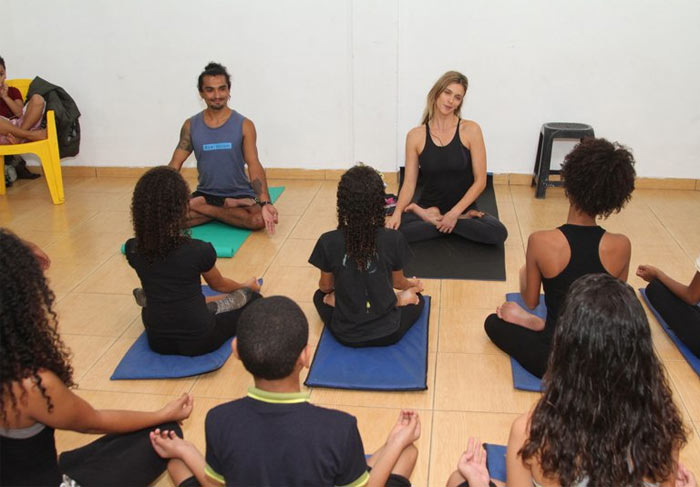 Fernanda Lima dá aula de yoga para 20 crianças