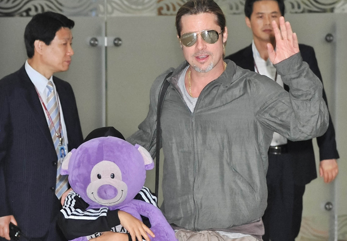 Filho tem crise de timidez ao desembarcar na Coreia com Brad Pitt