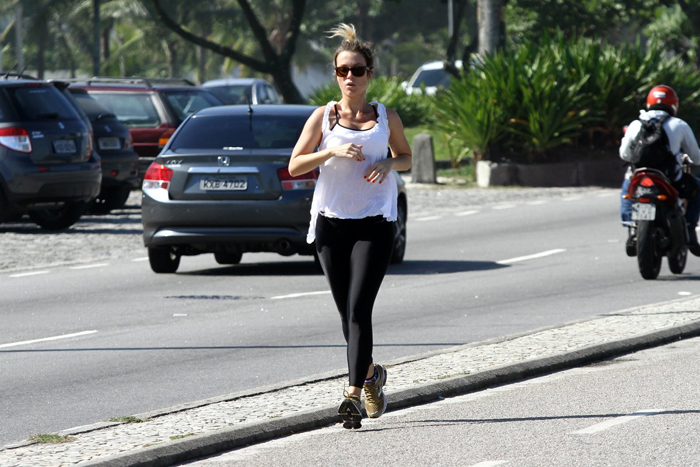 Juliana Didone corre para manter a forma em orla carioca