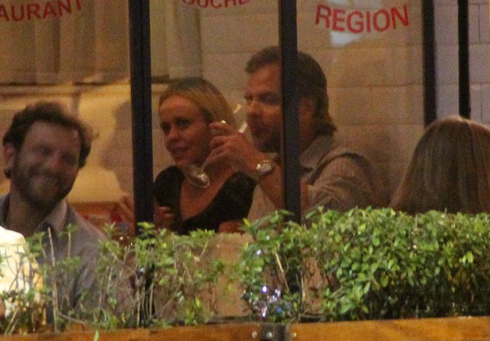 Giulia Gam curte noite romântica com o namorado em restaurante