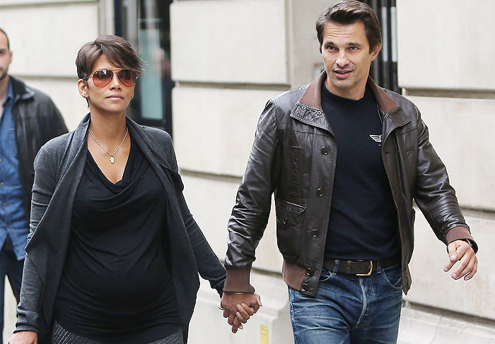 Halle Berry e Olivier Martinez, passeiam de mãos dadas por Paris