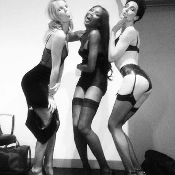 Naomi Campbell posta foto de lingerie com amigas
