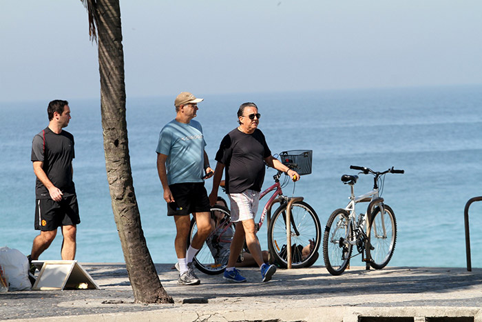 Galvão Bueno caminha por Ipanema com Caio Ribeiro e um amigo