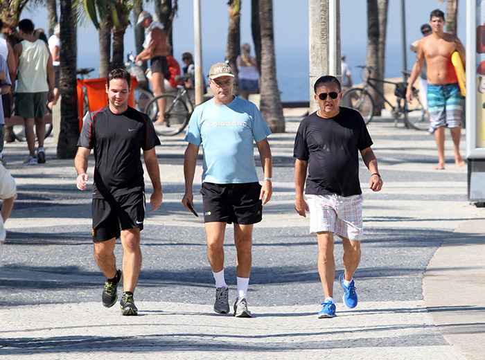 Galvão Bueno caminha por Ipanema com Caio Ribeiro e um amigo