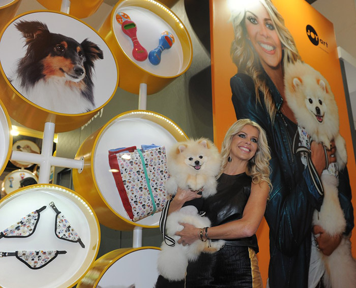  Karina Bacchi lança artigos PET com seu cãozinho, Joy