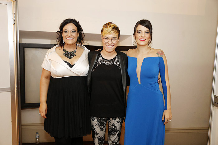 Cantoras posam nos bastidores do Prêmio da Música Brasileira
