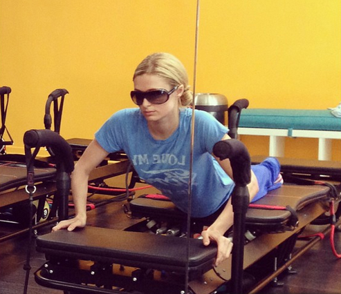 De óculos escuro, Paris Hilton treina em academia