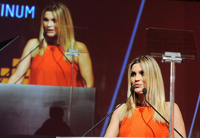 Flávia Alessandra esbanja charme no comando de premiação 